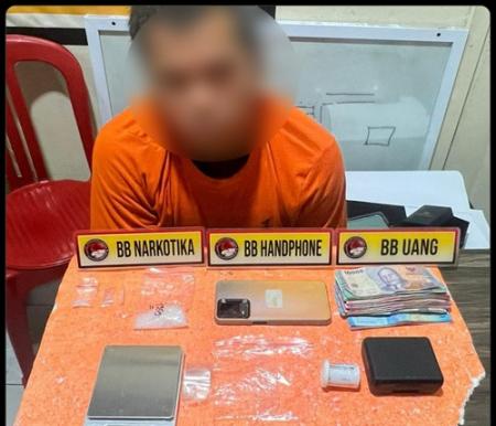 Salah satu pelaku penyalahgunaan narkoba yang berhasil diamankan Tim Opsnal Satres Narkoba Polres Inhil. (Foto: Ayendra)